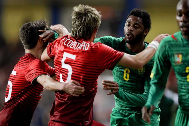 Real Madrid contra Barcelona? F&aacute;bio Coentr&atilde;o e Alex Song se desentenderam no primeiro tempo