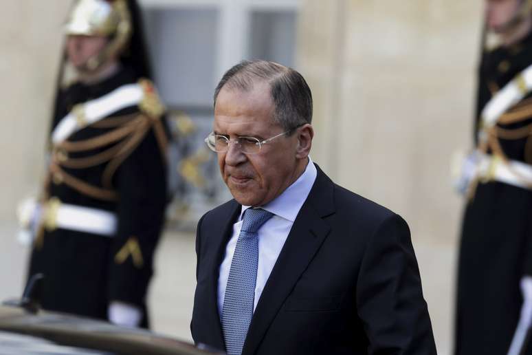 O ministro das Relações Exteriores da Rússia, Serguei Lavrov, deixa o Palácio do Eliseu, em Paris