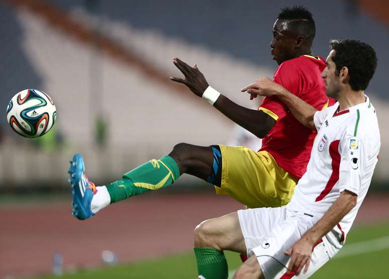 <p>Issiaga Sylla (de vermelho), de Guiné, disputa com o iraniano Mojtaba Jabari: derrota em Teerã</p>