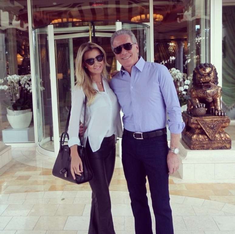 Roberto Justus posa ao lado da namorada em Las Vegas