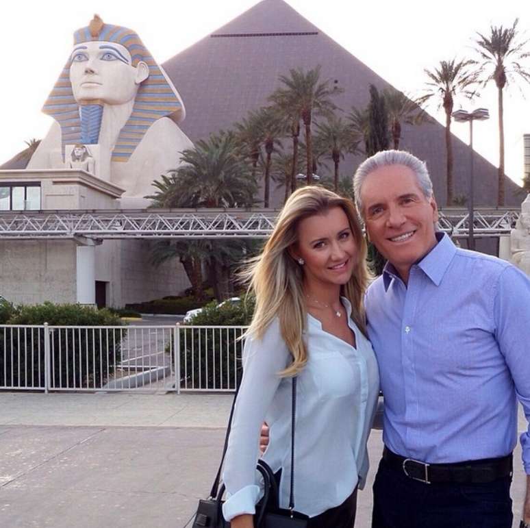 <p>Ana Paula Siebert posta foto com Roberto Justus e se declara: "meu amor"</p>