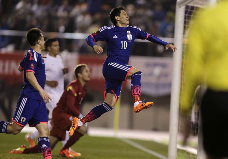 Kagawa comemora gol na vitória tranquila do Japão sobre a Nova Zelândia, por 4 a 2