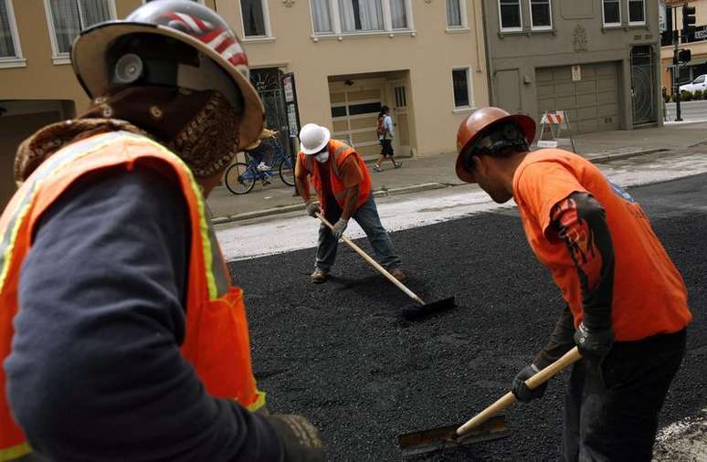 <p>Trabalhadores espalham asfalto em rua de San Francisco. Os empregadores do setor privado dos EUA abriram 139 mil vagas de trabalho em fevereiro</p>