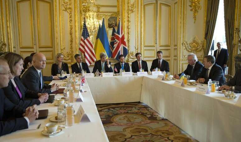 <p>O secretário de Estado dos Estados Unidos, John Kerry, o ministro ucraniano das Relações Exteriores, Andrii Deshchytsia (à direita), e o secretário de Relações Exteriores da Grã-Bretanha, William Hague (à esquerda), em uma reunião internacional sobre a crise em Paris. Deshchytsia disse nesta quarta-feira que deseja buscar uma solução pacífica para o conflito com a Rússia</p>
