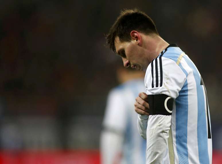 <p>Messi passou mal em campo durante amistoso</p>