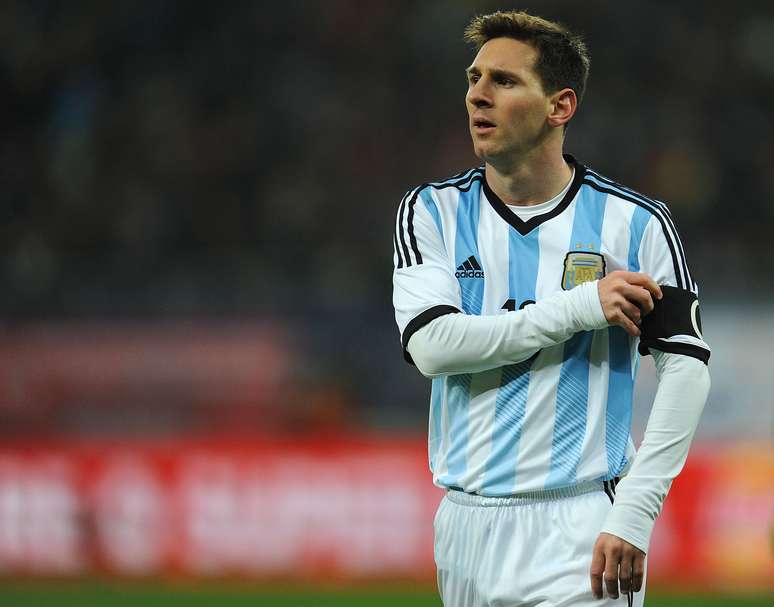 <p>Messi em ação contra a Romênia; argentino tem histórico de passar mal em campo</p>