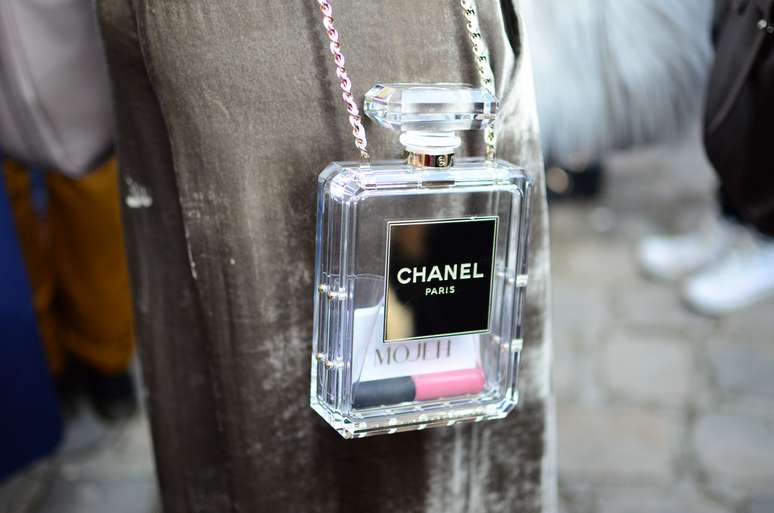 <p>Com pre&ccedil;os acima de 22 mil reais, a bolsa em formato de frasco de perfume da Chanel virou item de desejo</p>