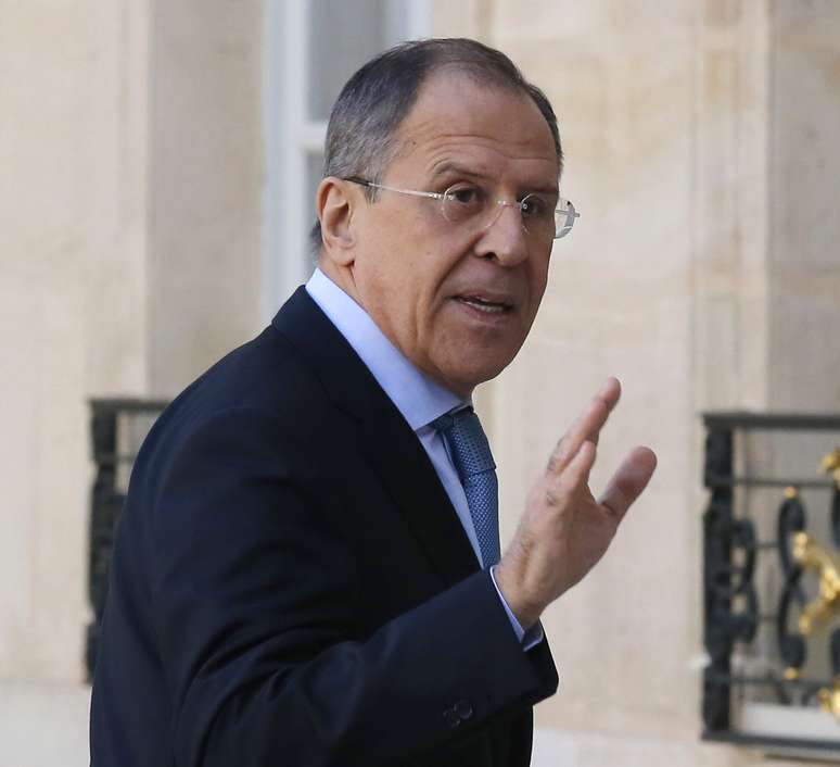 <p>Ministro das Relações Exteriores russo, Sergey Lavrov, acena para repórteres ao chegar para encontro sobre a crise na Ucrânia no Palácio do Eliseu, nesta quarta</p>