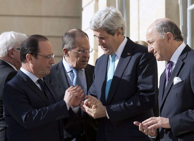 <p>O ministro de Relações Exteriores, Sergei Lavrov, e o Secretário de Estado americano, John Kerry, se reuniram com líderes europeus para encontrar uma solução para o impasse na Ucrânia </p>