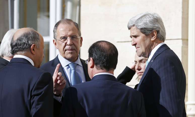 <p>Os líderes europeus se encontraram hoje em Paris para discutir a crise na Ucrânia</p>