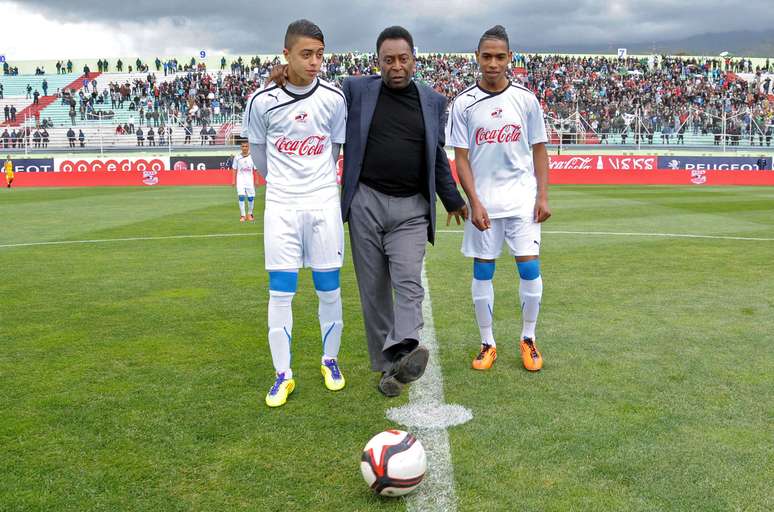 <p>Presença do rei do futebol levou sorte para os argelinos, que venceram por 2 a 0</p>