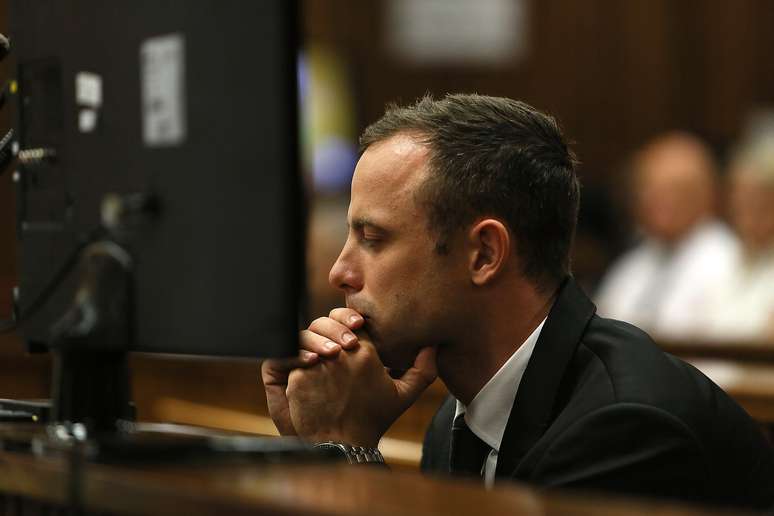 Oscar Pistorius escuta depoimento de testemunha durante o terceiro dia de seu julgamento em Pretória