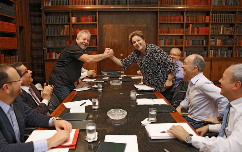 <p>Presidente Dilma Rousseff se reuniu com ex-presidente Lula no Palácio da Alvorada em março; PSDB apontou uso da máquina pública, mas TSE descartou uso eleitoral do encontro</p>