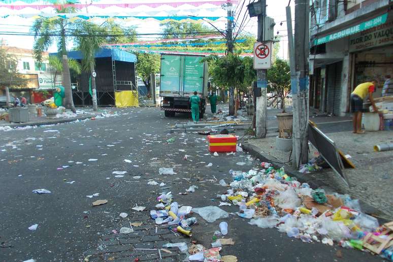Lixo se acumula no Bairro da Vila Valqueire, zona oeste do Rio de Janeiro