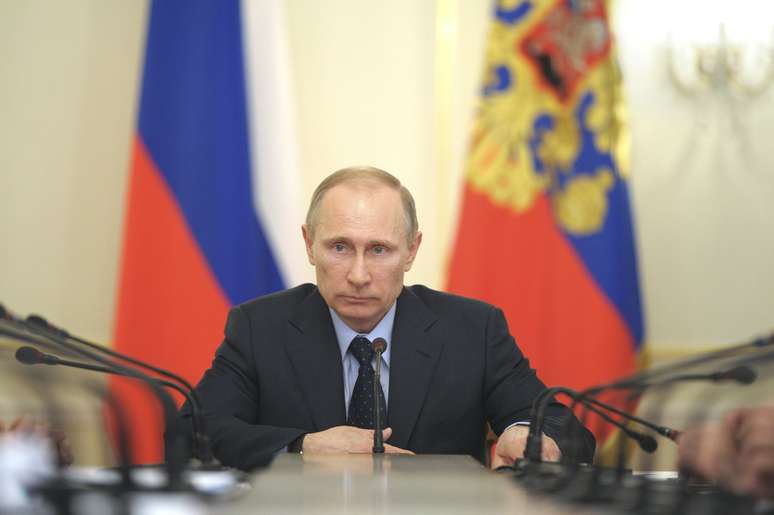 <p>Presidente russo Vladimir Putin preside uma reunião do governo russo na residência Novo-Ogaryovo, nos arredores de Moscou em 5 de março de 2014</p>
