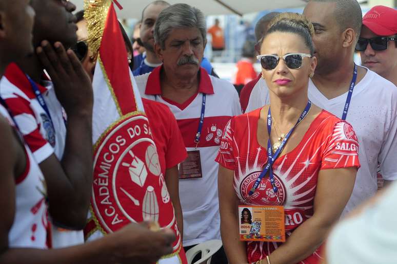 Rainha de bateria do Salgueiro, Viviane Araújo acompanha apuração no Rio