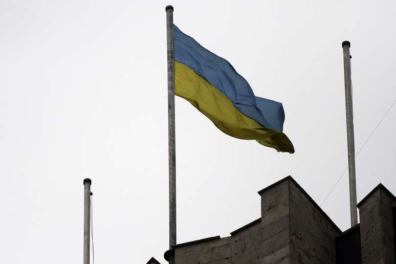 <p>A Ucrânia expulsou manifestantes pró-russos de um prédio do governo regional em Donetsk e hasteou a bandeira ucraniana no lugar onde estava a da Rússia desde o fim de semana, sinalizando uma importante mudança de controle na região de fala russa</p>