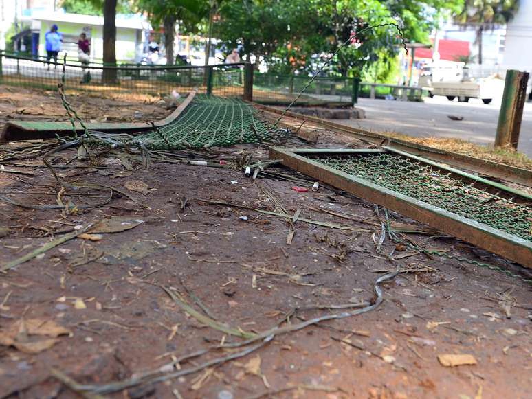 Após o período de festas do Carnaval, a praça Benedido Calixto, na zona oeste da capital paulista, sofreu com a passagem de tantos blocos durante o feriado; o local teve grades dos canteiros quebradas e o comercial na região sofreu com as pichações