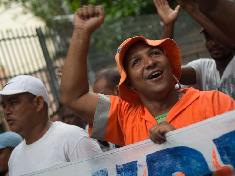 <p>Garis participam de protesto pelas ruas do Rio de Janeiro no início de 2014</p>