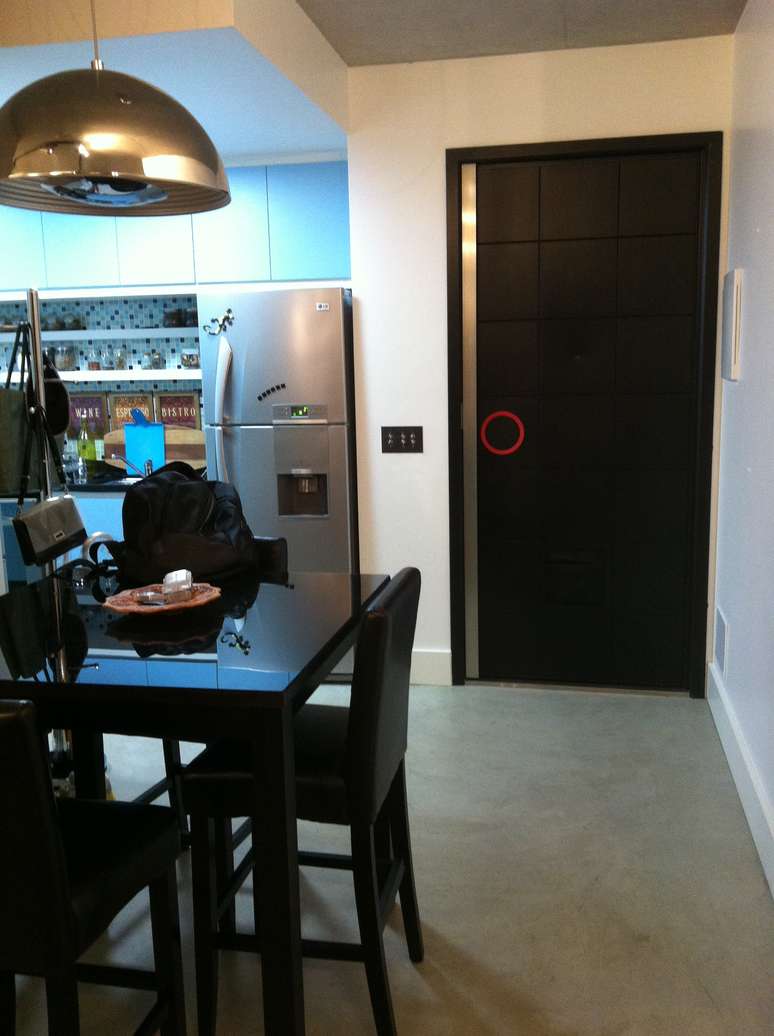 <p>O ambiente concentra sala de jantar e de visita, e também dá acesso à cozinha</p>
