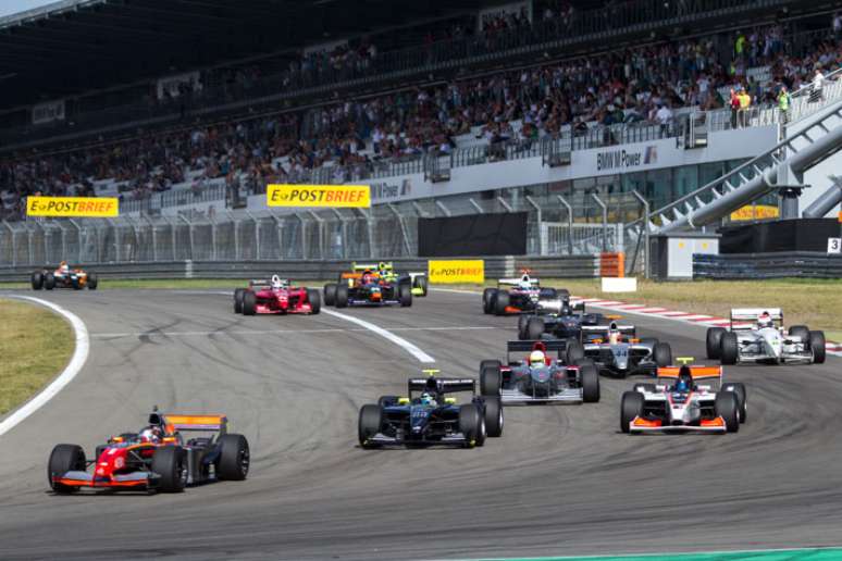<p>No mesmo grid, Boss Series alinha carros de diversas categorias, como F1, GP2 e Fórmula Indy</p>