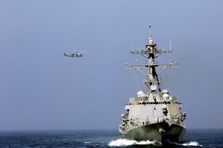 <p>O destróier de mísseis guiados USS Truxtun é visto no oceano Atlântico em foto tirada em maio de 2011</p>