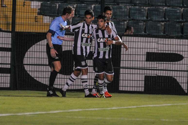 Éverton Santos marcou os dois gols do Figueirense