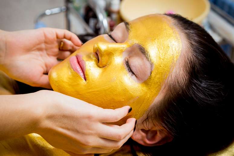 Máscara de ouro é ideal para quem busca hidratar profundamente a pele estressada e deixá-la mais clara, sedosa e com menos rugas e linhas de expressão  