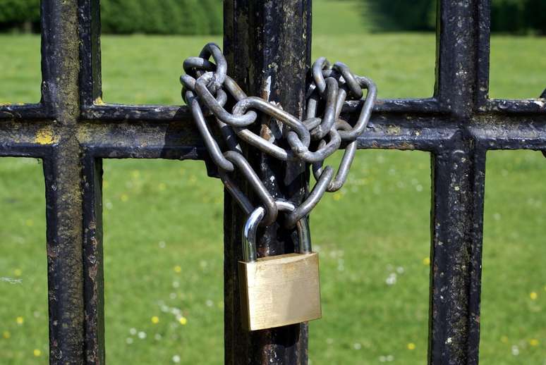 Excesso de proteção com a instalação de cadeados e correntes em portas e portões pode chamar ainda mais a atenção