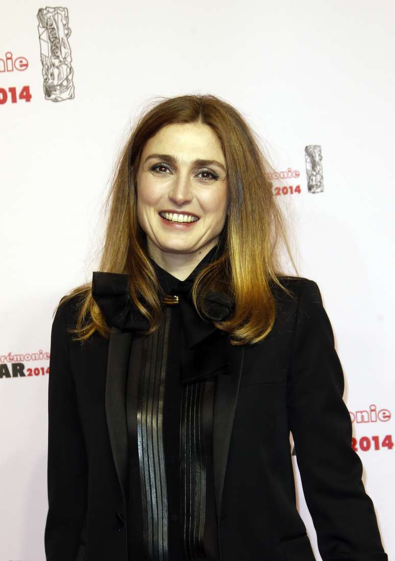 Atriz francesa Julie Gayet ao chegar para a 39ª cerimômia de premiação do cinema francês Cesar Awards, em Paris, em 28 de fevreiro