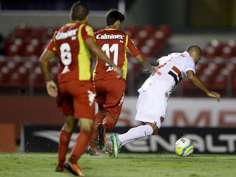 Luís Fabiano foi derrubado na área durante o primeiro tempo, mas a arbitragem não considerou pênalti