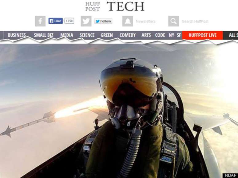 <p>O piloto da Força Aérea Real da Dinamarca Thomas Kristensen capturou o selfie segundos após lançar um míssil AIM-9 Sidewinder</p>