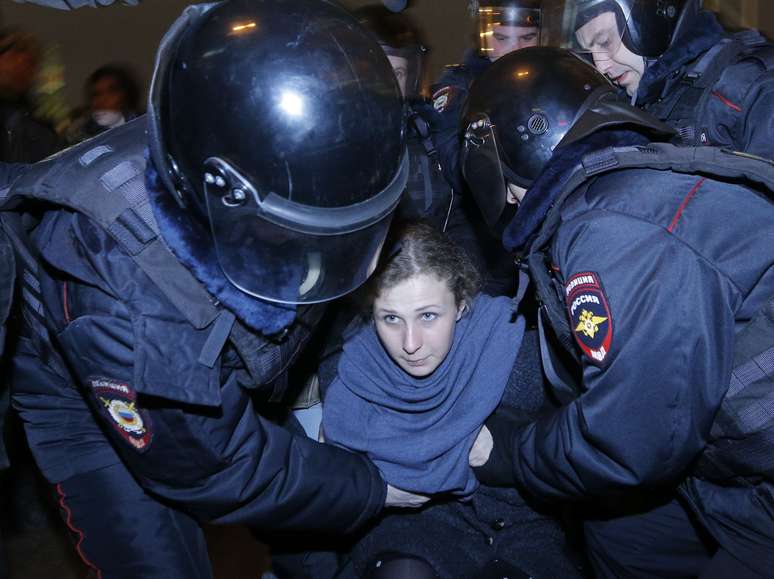 Ativista do grupo punk Pussy Riot, Maria Alvokhina, é detida pela polícia em protesto no centro de Moscou, em 24 de fevereiro