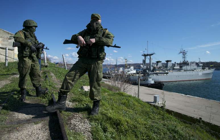 <p>Soldados russos fazem guarda em doca onde dois navios ucranianos estão ancorados em Sebastopol</p>