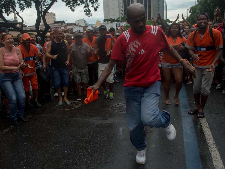 Um dos símbolos do Carnaval carioca, o gari Renato Luiz Lourenço participou nesta quinta-feira do protesto promovido pela categoria