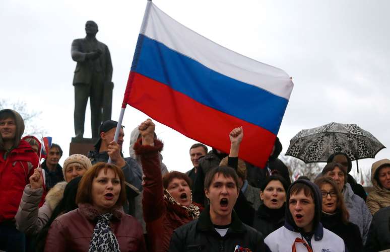 Manifestantes pró-Rússia apoiam adesão da Crimeia ao país durante reunião em praça na Ucrânia