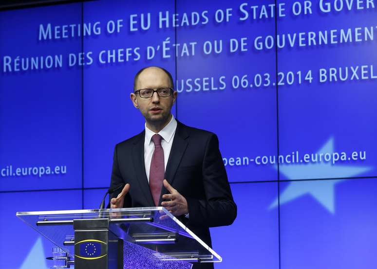 O primeiro-ministro ucraniano Arseny Yatsenyuk  participou de uma coletiva de imprensa durante um encontro dos líderes europeus em Bruxelas hoje, dia 06. O grupo discute a tensão na Ucrânia