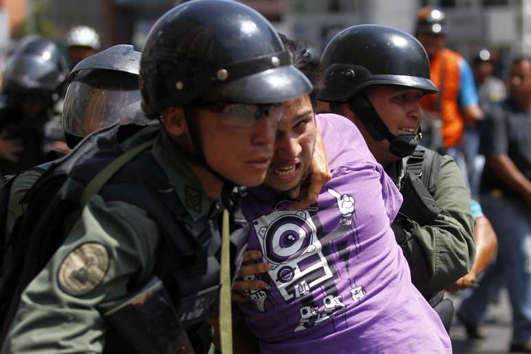 Guardas nacionais detém manifestante durante protestos em Caracas, em 6 de março. Um soldado e um motociclista morreram em confrontos