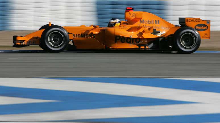 <p>McLaren mantém a cor prata por conta do acordo com a Mercedes; fãs esperavam carro laranja, que costuma ser usado em testes (foto) e que remete à origem da equipe</p>