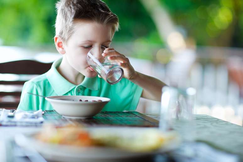 Durante as refeições, pode-se ingerir um copo de cerca de 200 ml de água, porém, é preciso mastigar muito bem a comida