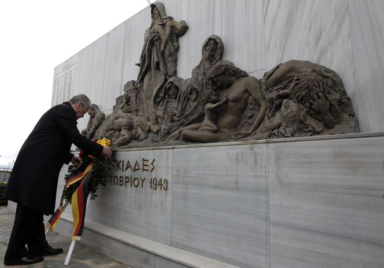 O presidente alemão coloca coroa de flores em homenagem às vítimas mortas por exército nazista