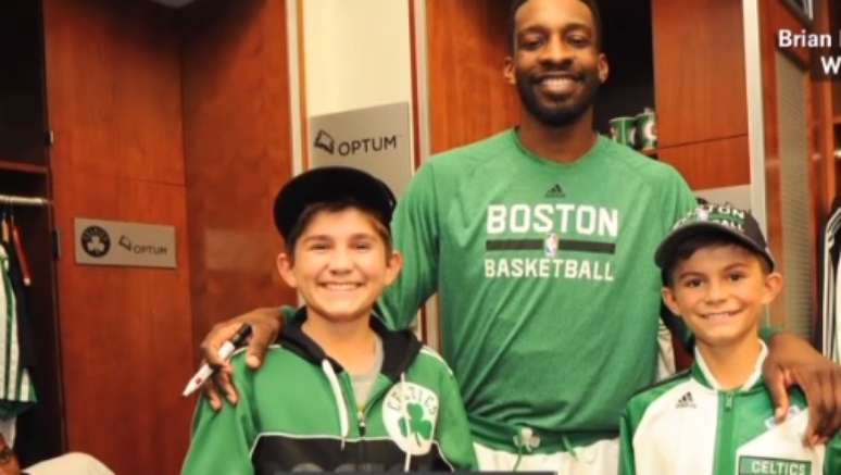 Louis é torcedor fanático do time de basquete americano e conseguiu ver partida dos sonhos e conhecer ídolos nesta quarta-feira