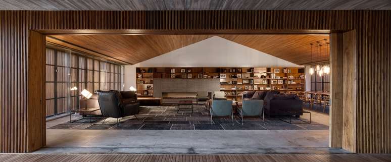 <p>A sala de estar projetada pelo arquiteto Marcio Kogan é ampla e majoritariamente decorada com madeira. Informações: (11) 3081-3522</p>