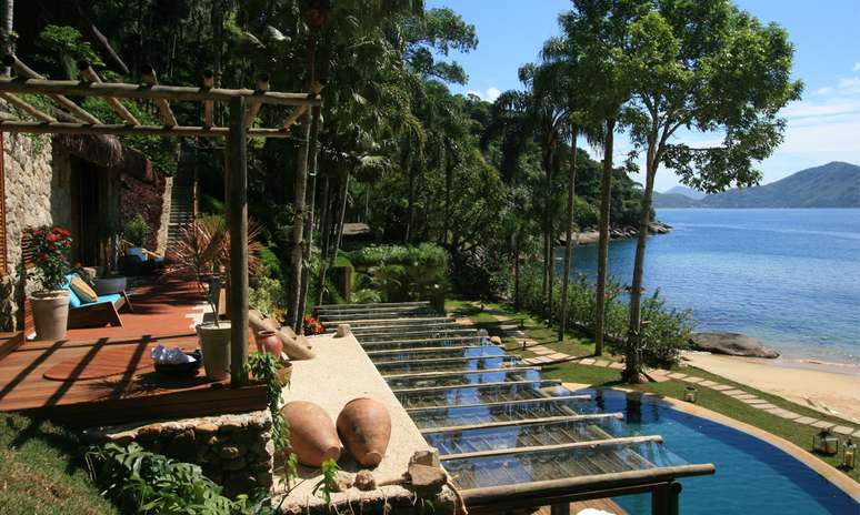 Nesta casa de praia em Ubatuba, a cargo do escritório Renata Pati Arquitetura, a piscina quase chega ao mar. Informações: (11) 3083-0303