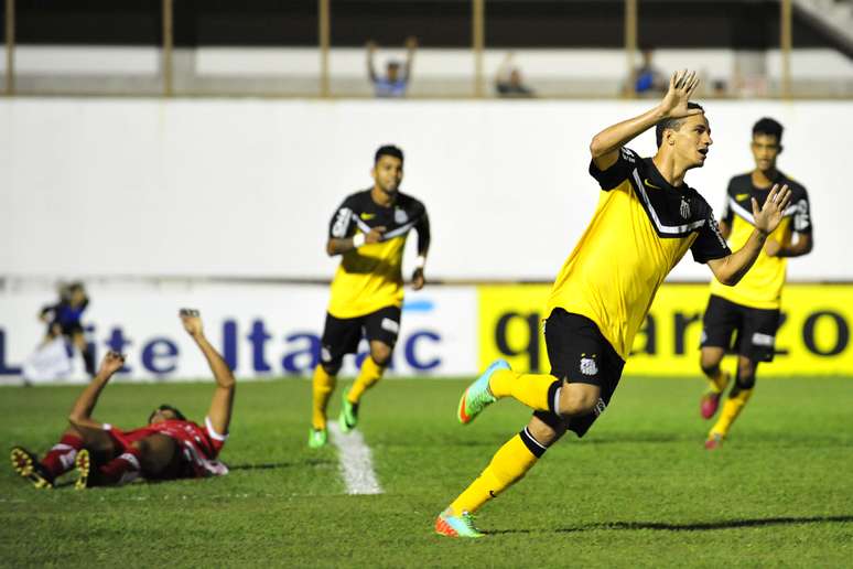 Leandro Damião fez um dos gols da vitória santista nesta quinta