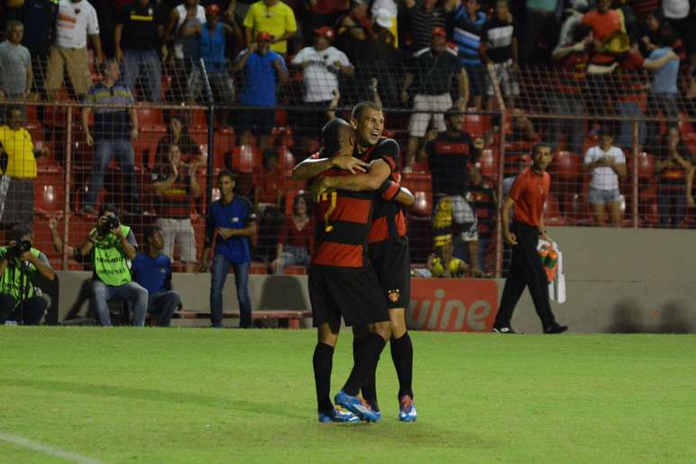 Felipe Azevedo abraça Patric após marcar