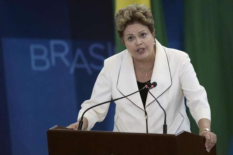 A presidente Dilma Rousseff fala durante a cerimônia de inauguração dos novos ministros no Palácio do Planalto em Brasília. Dilma convocou uma reunião com a cúpula do PMDB no domingo para tentar pôr fim à crise com o maior aliado do governo no Congresso e assegurar a manutenção da aliança com os peemedebistas para seu projeto de reeleição, disse o presidente do partido, senador Valdir Raupp (RO), nesta sexta-feira. 03/02/2014