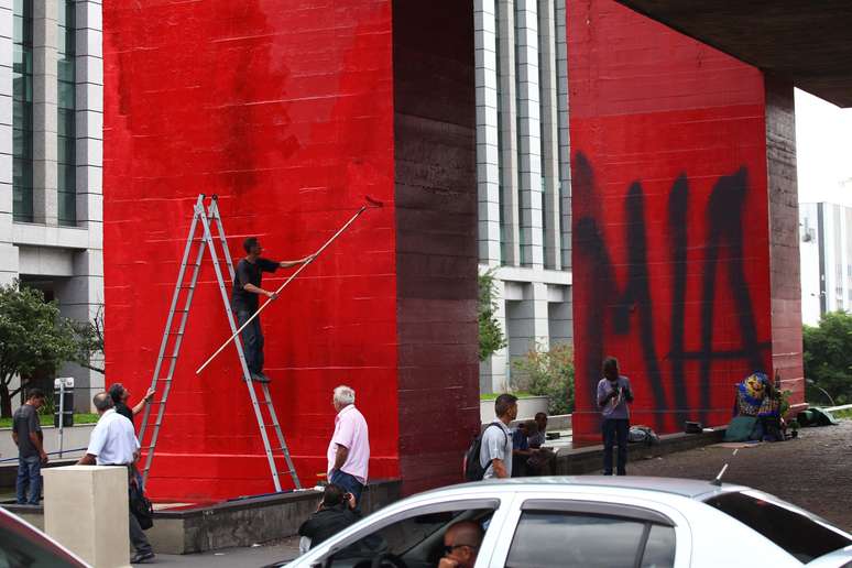 Funcion&aacute;rios pintaram a &aacute;rea danificada ainda no per&iacute;odo da manh&atilde;
