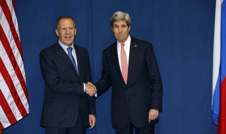 <p>O ministro das Relações Exteriores russo, Sergei Lavrov (à esquerda), e o secretário de Estado norte-americano, John Kerry, se cumprimentam antes de se reunirem para discutir crise na Ucrânica em 6 de março</p>