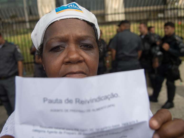 <p>A merendeira Deuzimar Moreira Britto participou do protesto dos garis em frente &agrave; prefeitura e se disse disposta a cruzar os bra&ccedil;os a partir da pr&oacute;xima segunda</p>